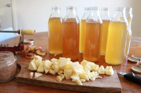 How to make water kefir. Bottling ready for second ferment. Little eco footprints.